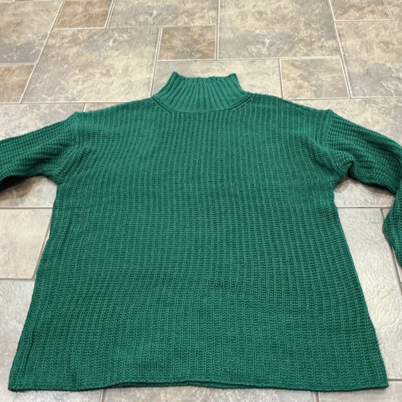 💰Bundle and save lots💰 Forest Green Turtleneck Sweater for Women - Picture 4 of 5